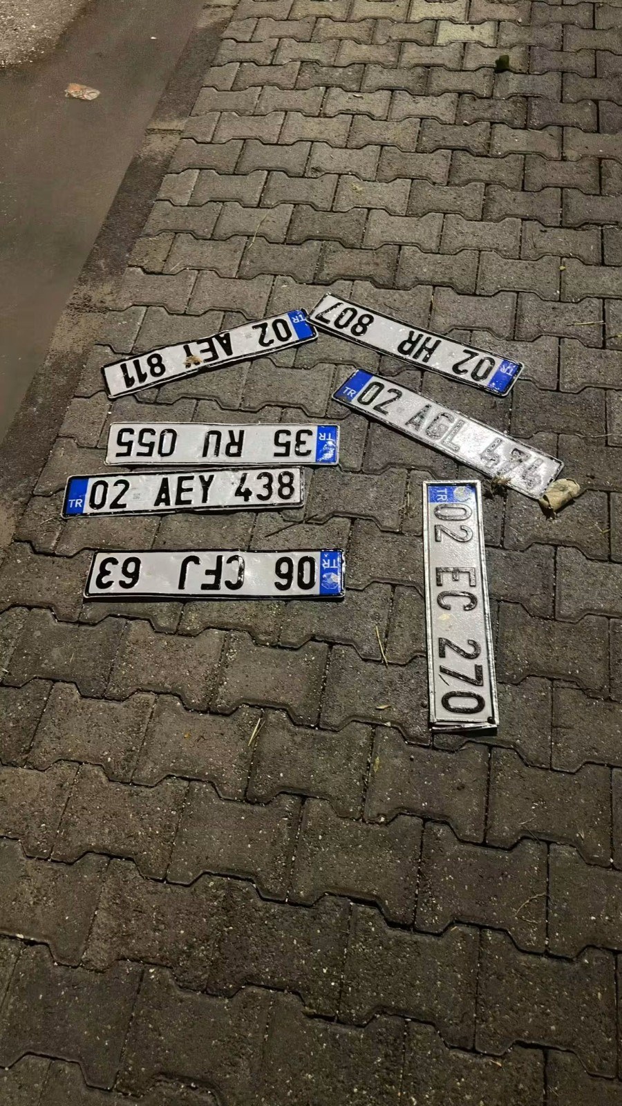 Adıyaman'da Sağanak Yağış Araçları Etkiledi: Araç Plakaları Yerlere Düştü