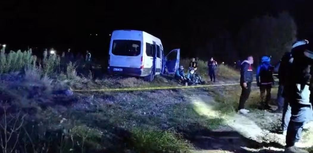 Develi İlçesinde İki İşçi Servisi İle İş Makinesinin Karıştığı Kazada 1 Kişi Öldü 15 Kişi Yaralandı