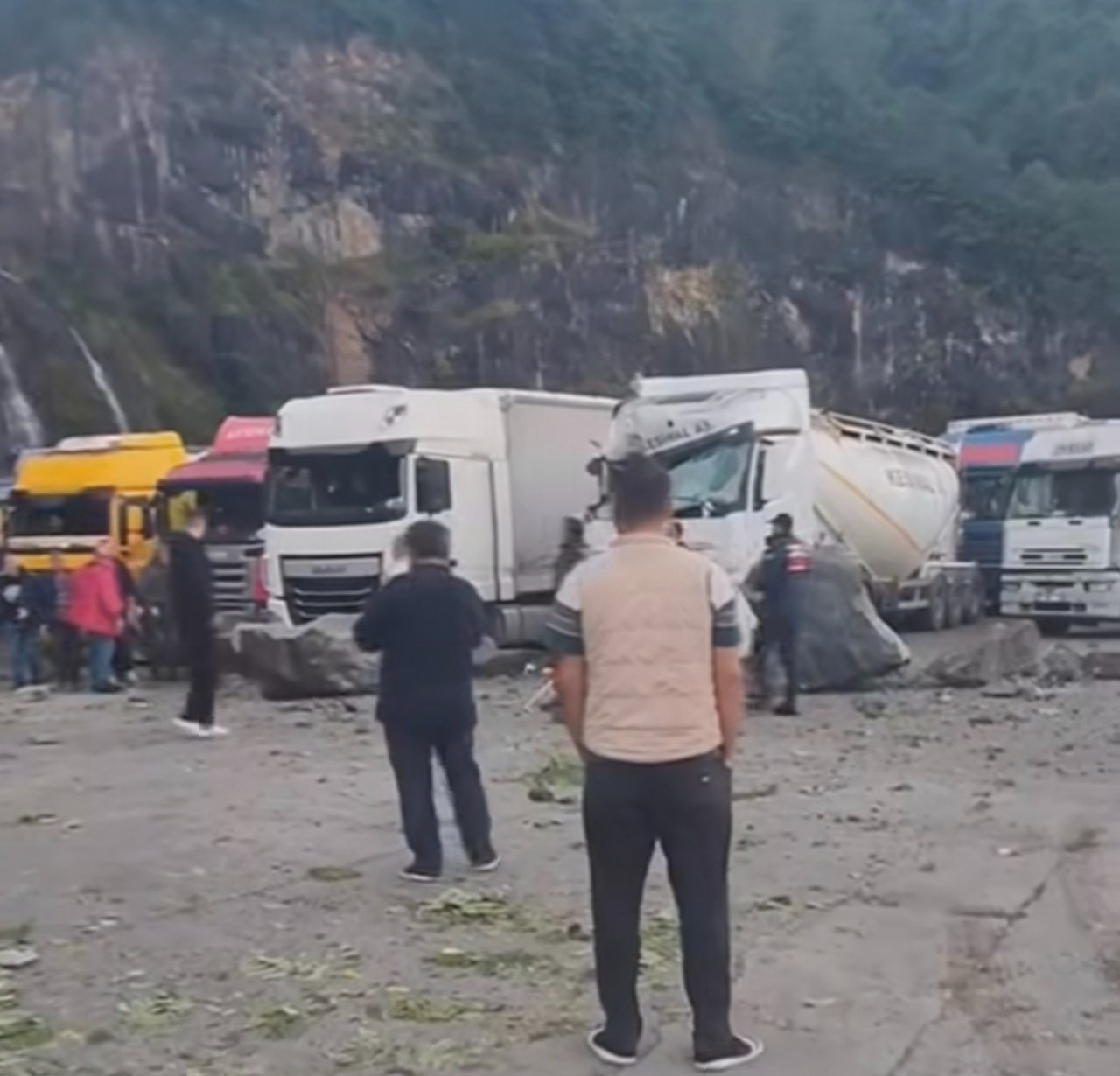 Artvin Hopa'da Heyelan Faciası Yaşandı: 1 TIR Şoförü Hayatını Kaybetti