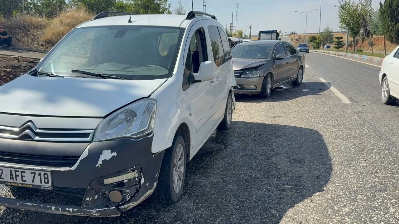 Kahta İlçe Girişinde Maddi Hasarlı Kaza Meydana Geldi