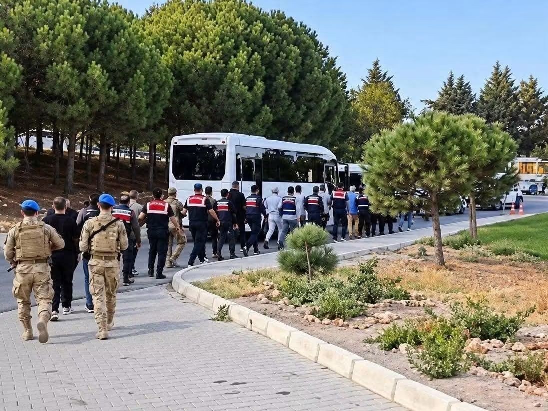 Çeşme Belediyesine Yönelik Düzenlenen Rüşvet Operasyonunda 10 Kişi Tutuklandı