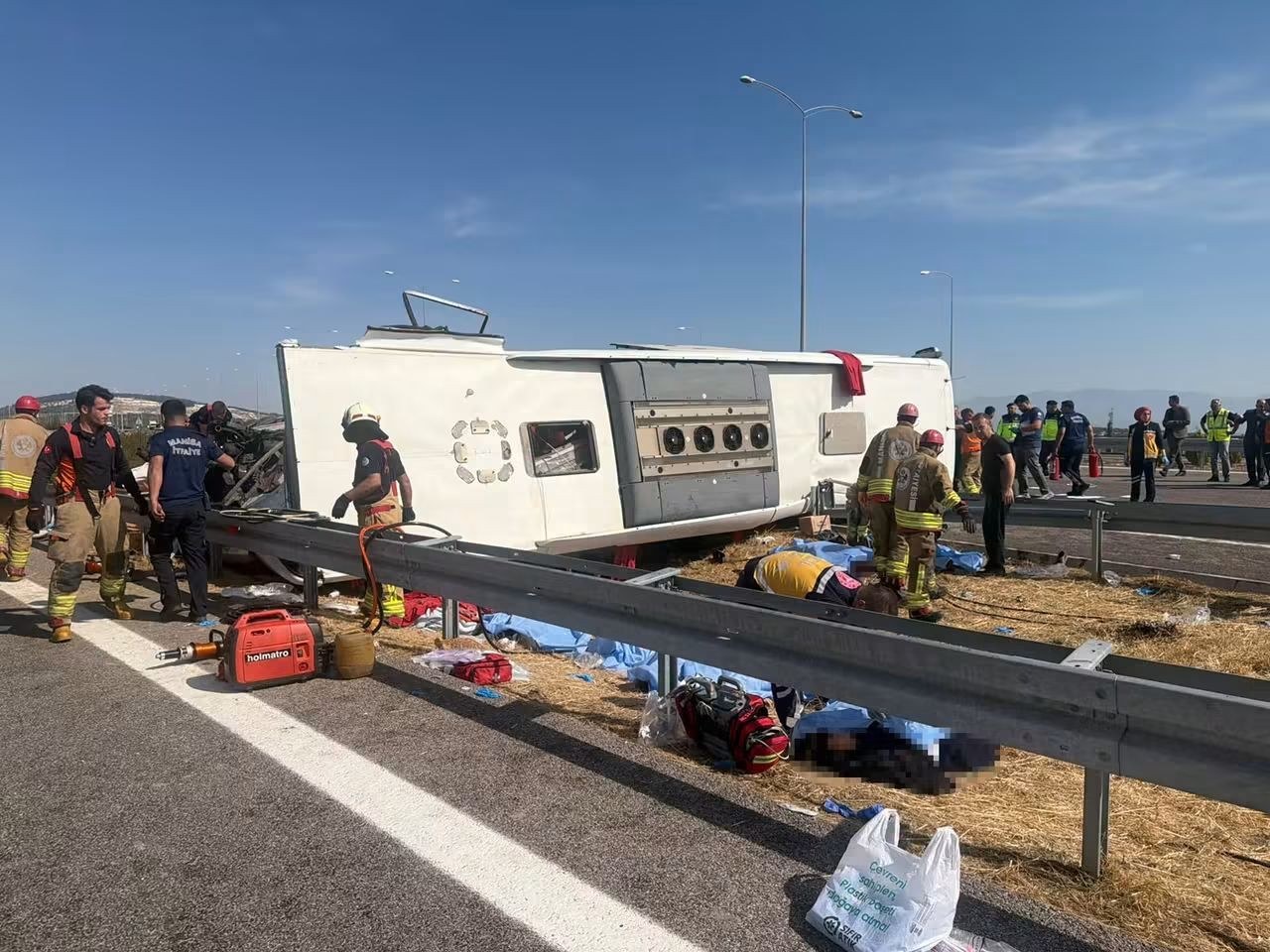 Katliam Gibi Kaza: Tur Otobüsü ve TIR'ın Çarpışması Sonucu 11 Kişi Hayatını Kaybetti 27 Kişi Yaralandı