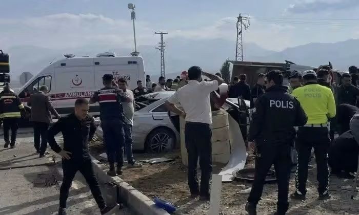 Kahramanmaraş'ta MHP Milletvekili ve İl Başkanında Bulunduğu Trafik Kazasında 1 Kişi Öldü 4 Kişi Yaralandı