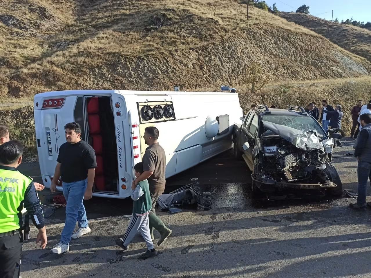 Bingöl'de Pikap ve Midibüs Çarpıştı: 1'i Ağır Olmak Üzere 12 Kişi Yaralandı