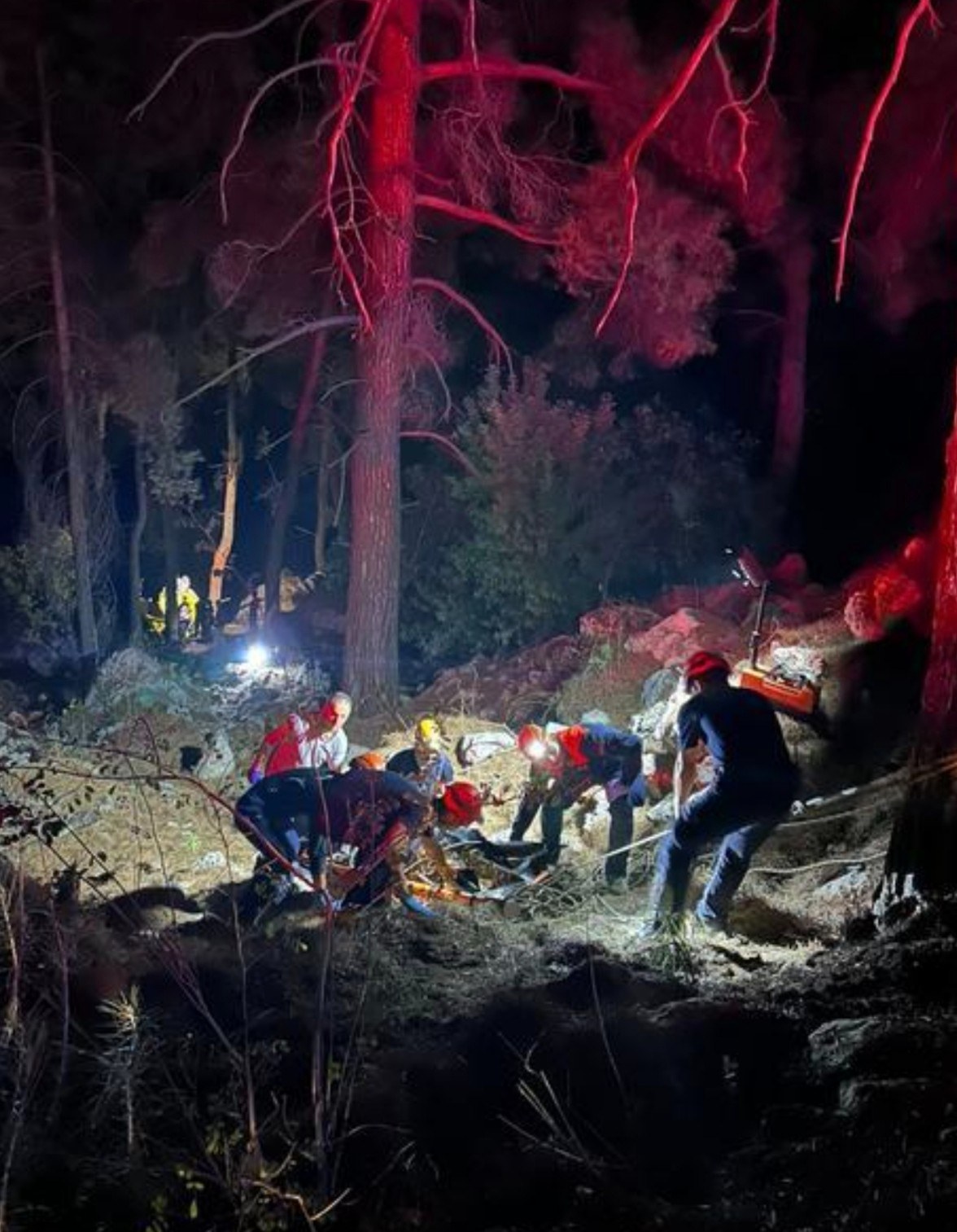 Konyaaltı'nda Araç Uçuruma Yuvarlandı: 2 Kişi Öldü 4 Kişi Yaralandı