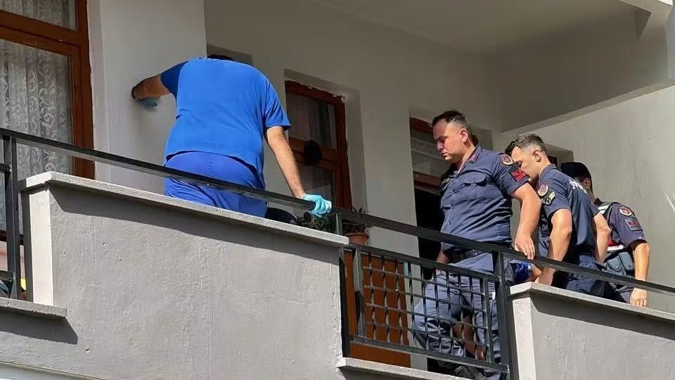 Tartıştığı Kız Kardeşini Balkondan Aşağı Attı