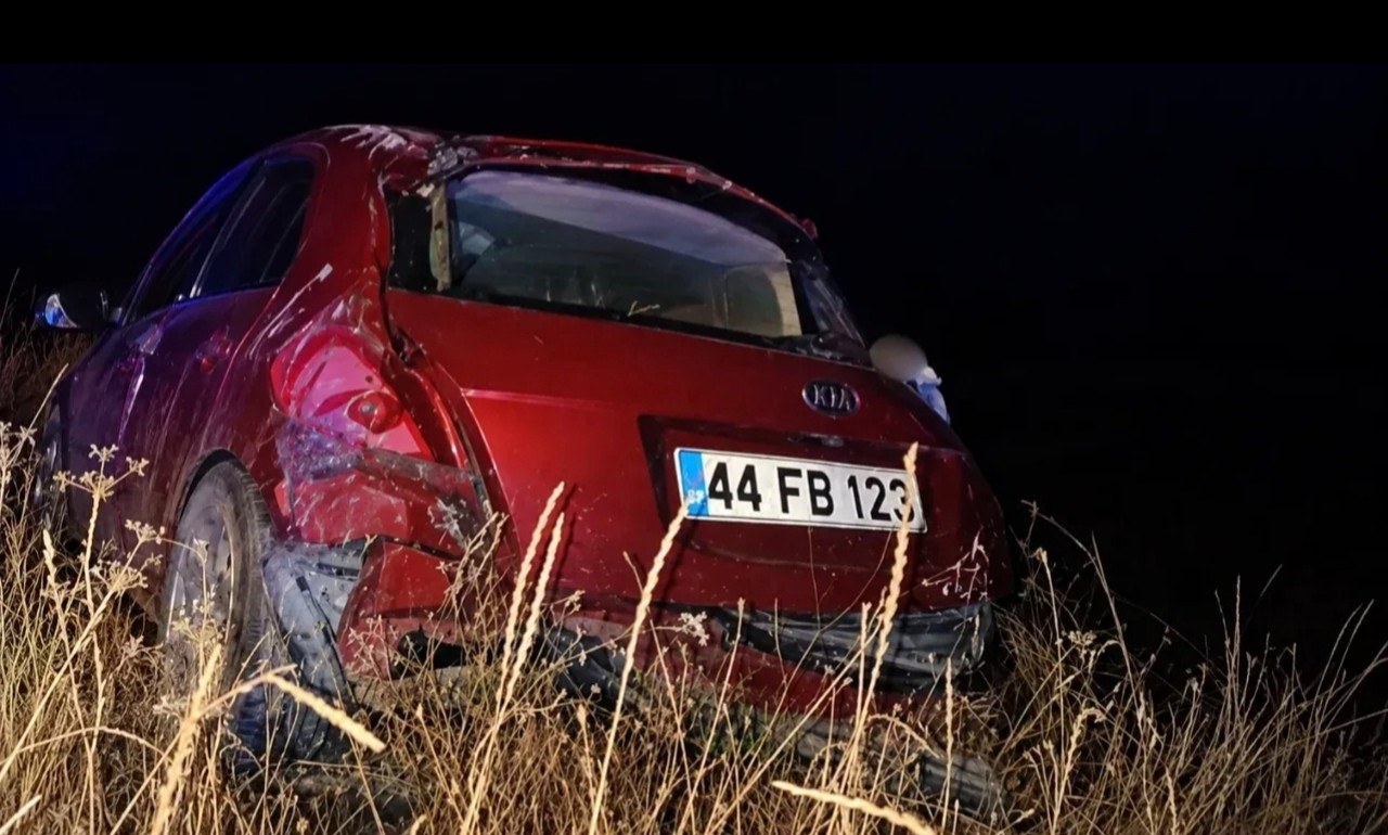 Malatya Akçadağ'da Otomobil Şarampole Devrildi: 2 Kişi Ağır Yaralandı