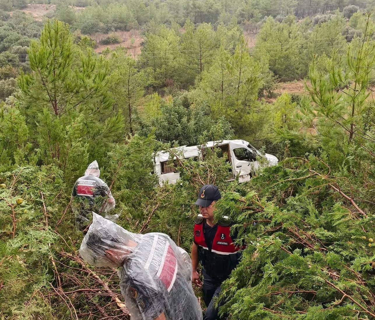 Silifke'de Yolcu Minibüsü Şarampole Yuvarlandı