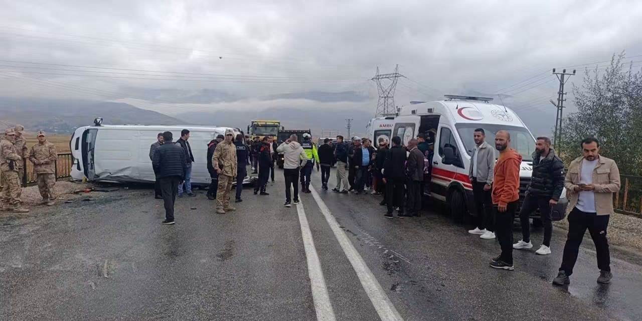 Yüksekova'da Öğrenci Servisi Devrildi: 14 Kişi Yaralandı