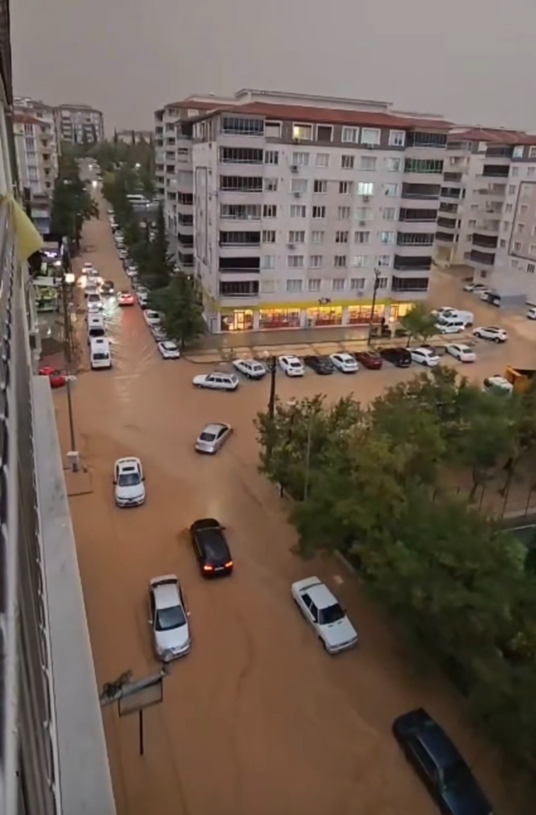 Besni'de Şiddetli Yağış Hayatı Olumsuz Etkiledi