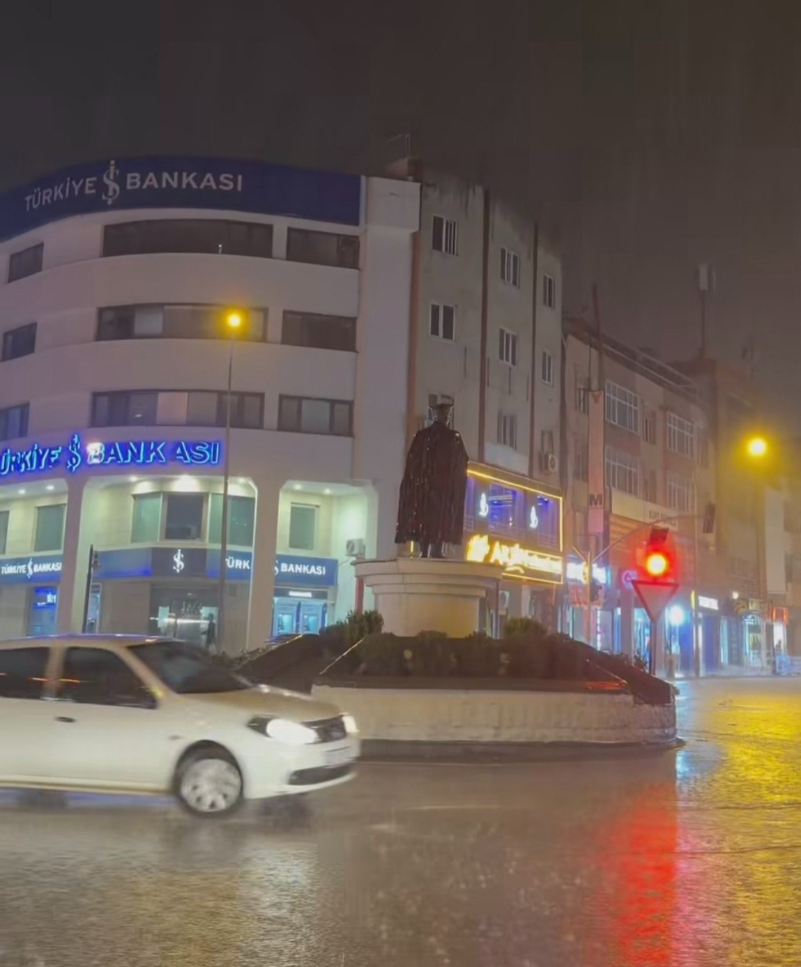 Adıyaman'da Gök Gürültülü Sağanak Yağış Etkili Oldu
