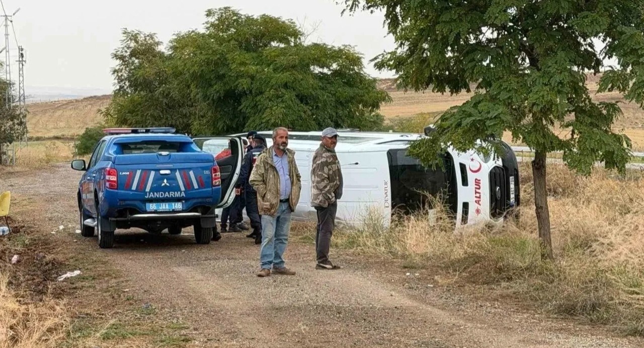 Ankara Yozgat Yolunda Cenazeye Giden Minibüs Kaza Yaptı: 8 Kişi Yaralandı