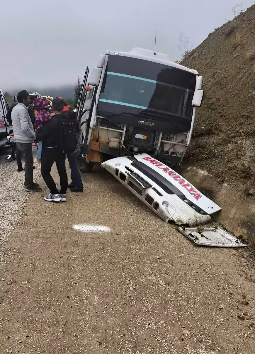 Antalya Korkuteli'nde Midibüs Kazası: 9 Kişi Yaralandı