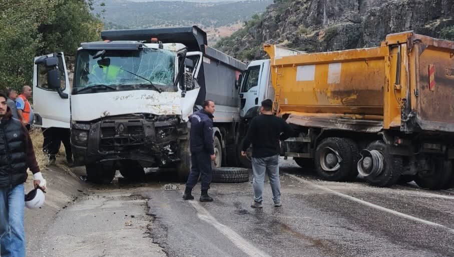 Adıyaman Çelikhan Yolunda 2  Kamyon Çarpıştı: 2 Kişi Yaralandı
