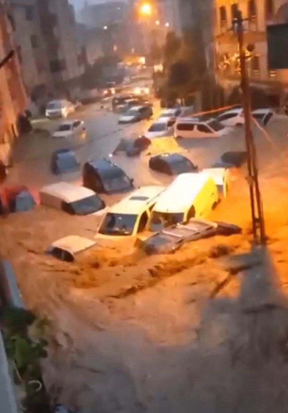 İstanbul Kağıthane'de Şiddetli Sağanak Yağış Sonrası Araçlar Sulara Kapıldı