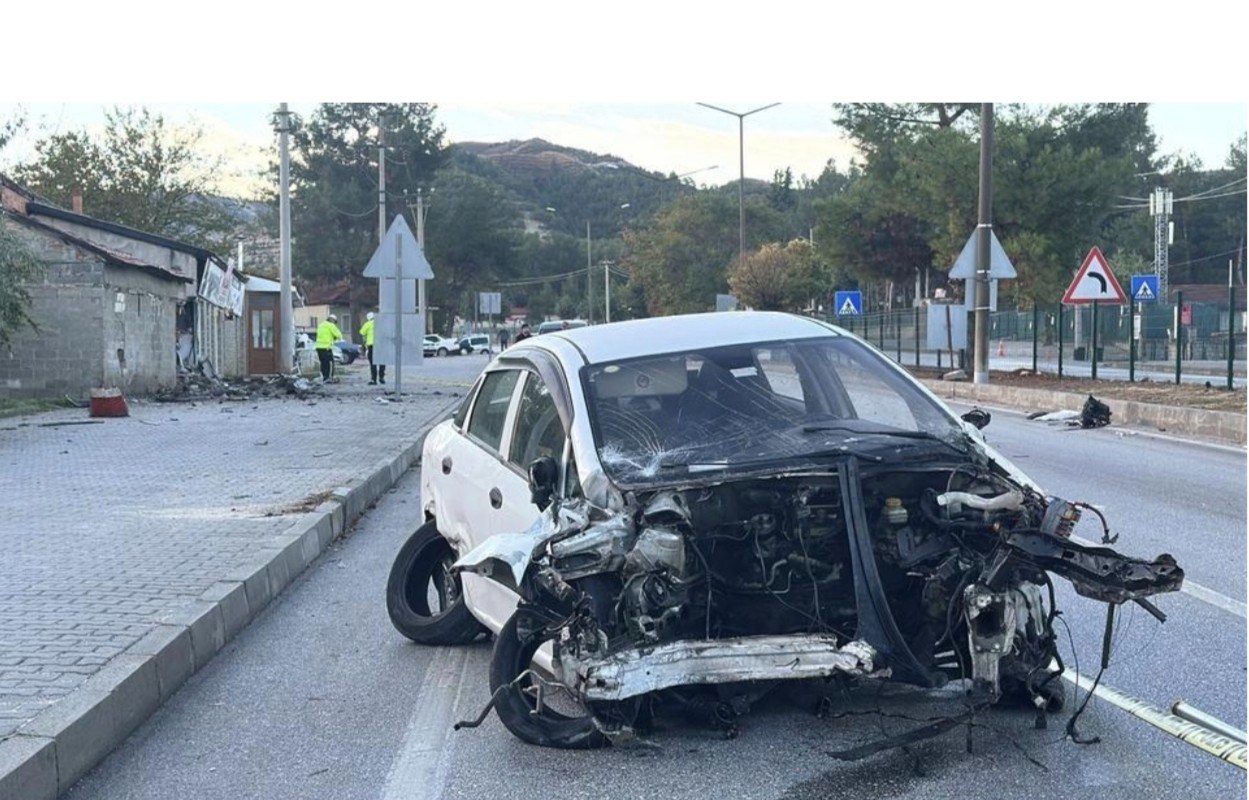 Burdur'da İki Otomobilin Karıştığı Kazada Bir Aracın Motoru Yerinden Çıktı