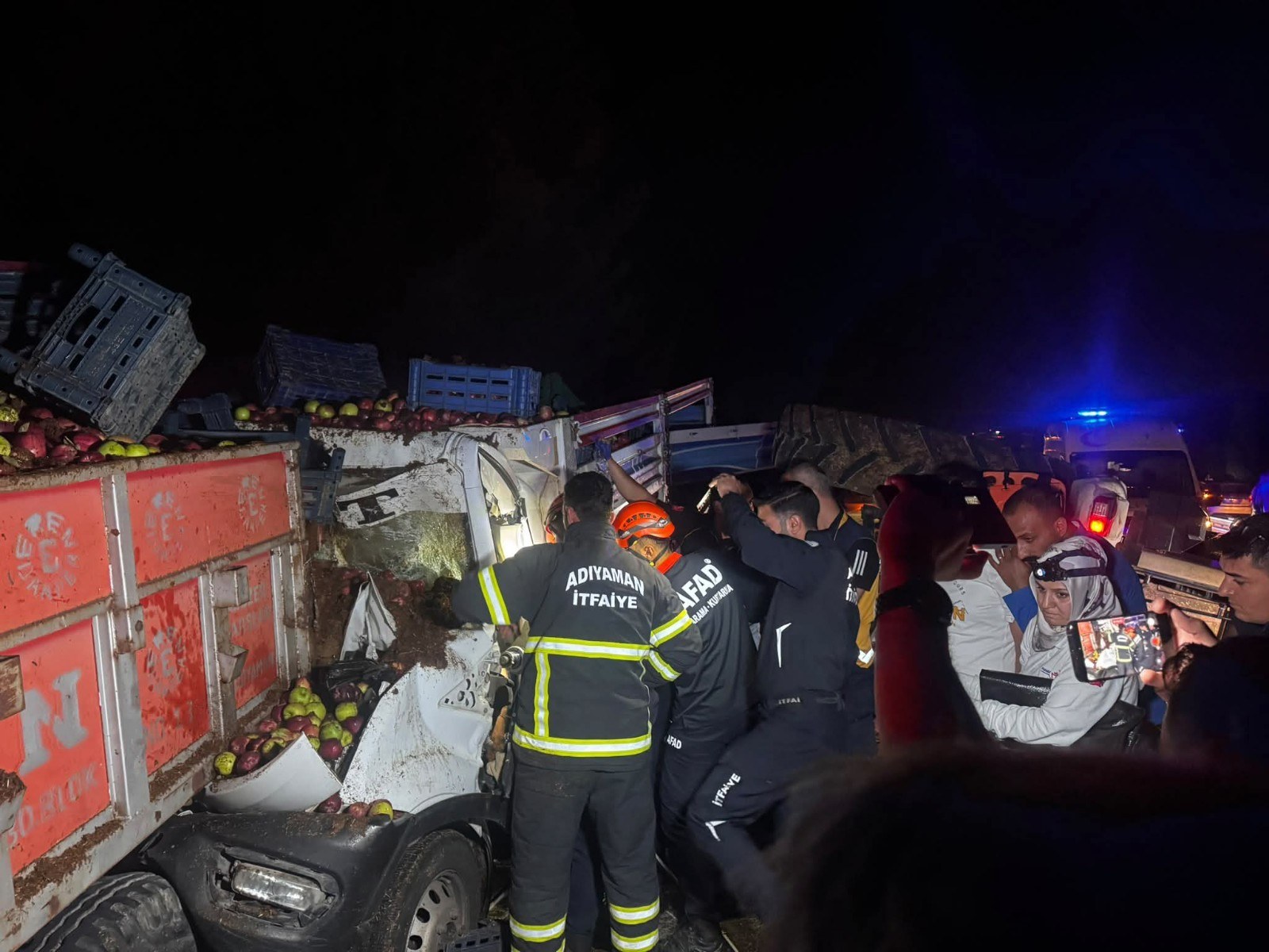 Adıyaman Kahta Karayolunda  Kamyonet ve Traktör Çarpıştı: 1 Kişi Öldü 2 Kişi Yaralandı