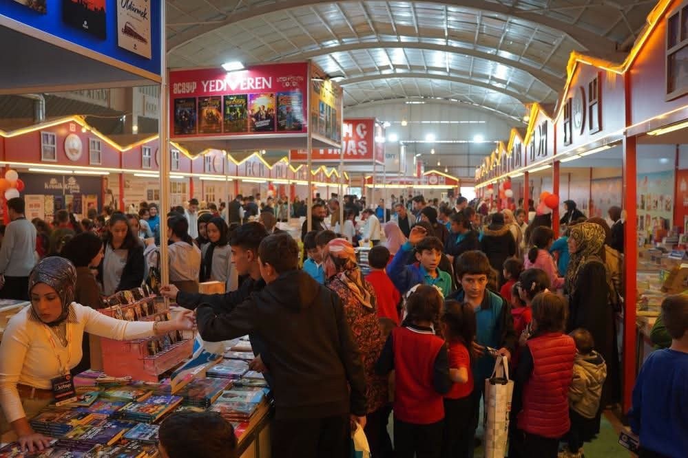 Kâhta 2. Kitap Günleri Yoğun İlgi Gördü: 70 Bin Ziyaretçi ve 40 Bin Kitap Satışı İle Rekor Gerçekleşti